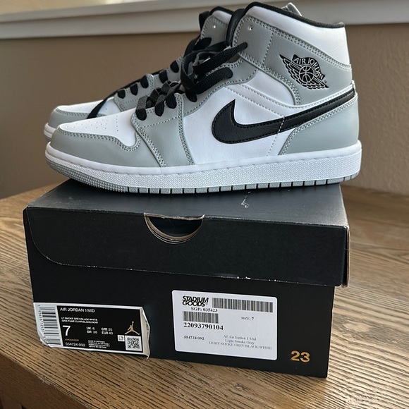 NWT Nike Ir Jordan 1 Mid - Lt Smike Grey /Black - WhiteSize 7Y